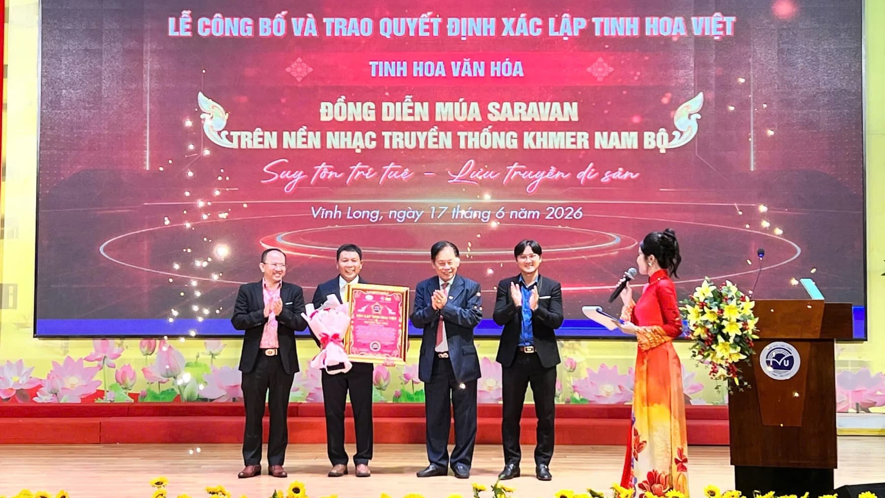 Lễ công bố và trao quyết định xác lập